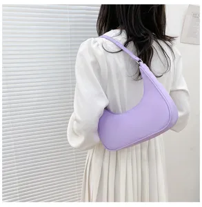 Sac porté épaule minimaliste en nylon violet clair, détail sac croissant tendance.