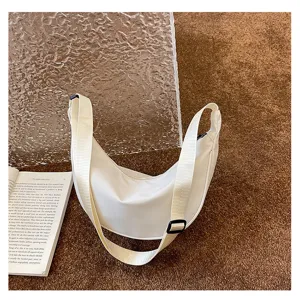 Nylon Halbmond Knödel Umhängetasche für Damen, lässige weiße Crossbody Handtasche Detail.