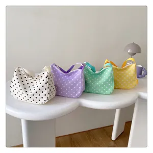 Nylon schoudertas met stippen, kleurrijke casual tas voor dames en meisjes in een frisse stijl.