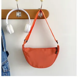 Sac bandoulière croissant en nylon orange vue détaillée, sac besace décontracté femme.