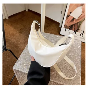 Weiße Nylon Halbmond Umhängetasche für Damen, lässige Crossbody Tasche, stylische Alltagshandtasche.