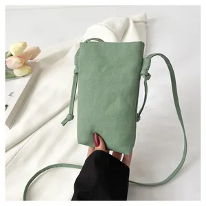 Petit sac bandouliere pour telephone en toile verte vue de detail avec fine sangle.