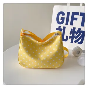 Detail van gele nylon schoudertas met stippen, schattige casual tas in frisse zomerse stijl.