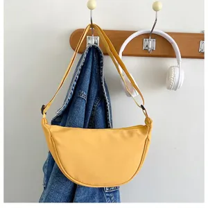 Sac bandoulière tendance en nylon croissant, sacoche unie décontractée pour femmes.