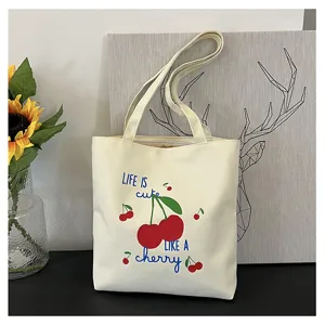 Gedetailleerd overzicht van canvas shopper met kersenprint, casual schoudertas voor dagelijks.