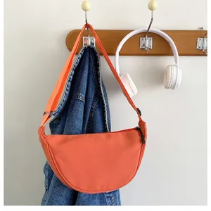Vue détaillée du sac porté épaule en nylon orange, design élégant et décontracté.