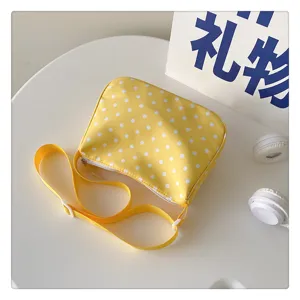 Gele nylon schoudertas met stippen, schattige crossbodytas voor dagelijks gebruik.