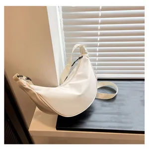 Detailansicht der weißen Nylon-Halbmond-Umhängetasche mit glattem Reißverschluss.