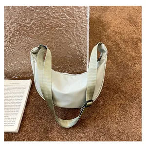 Stilvolle Umhängetasche aus Nylon für Damen, mit breitem verstellbarem Gurt und modernem Look.