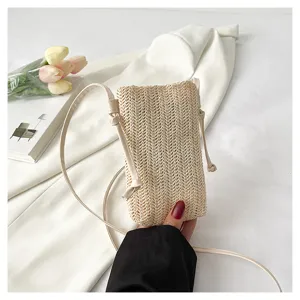 Sac bandoulière téléphone en paille tressée pour femme, petit sac tendance pour usage quotidien.