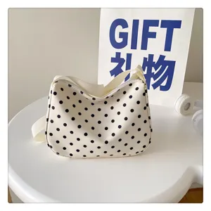 Detailopname van een chique zwart-witte polkadot nylon crossbody schoudertas, casual stijl.