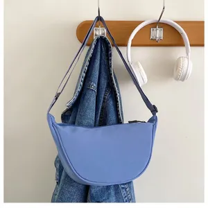 Sac baguette unicolore en nylon sac à épaule tendance pour femme vue de détail mode