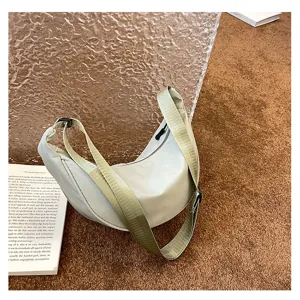 Stylische Nylon Halbmond Umhängetasche für Damen, trendy minimalistische Crossover Tasche.