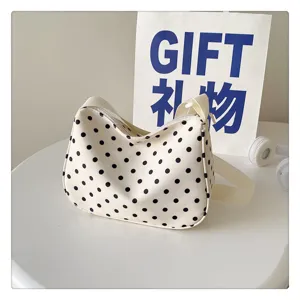 Chique zwart-witte stippen nylon schoudertas voor dames in de casual dagelijkse stijl.
