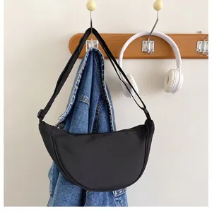 Sac bandoulière croissant en nylon noir style sous les bras design minimaliste tendance