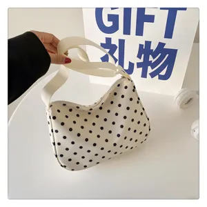Gedetailleerd overzicht van de schattige nylon schoudertas met stippen, modieus design.