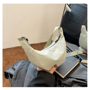 Detailansicht der hellgrünen Nylon Halbmond Umhängetasche im lässigen Alltag Stil.