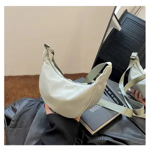 Nahaufnahme Detailansicht der hellgrünen Nylon Crossover Tasche mit Riemen und Reißverschluss.