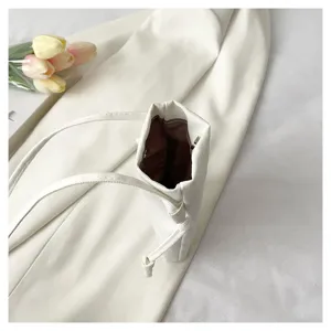 Sac bandoulière minimaliste en toile blanche pour femme sac de téléphone portable élégant.
