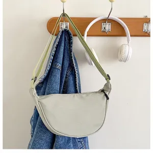 Sac bandoulière demi-lune en nylon, vue détaillée, style quotidien minimaliste.