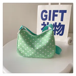 Groene polkadot nylon schoudertas detail weergave, casual candy kleur tas close-up.