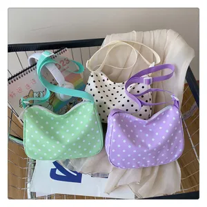 Snoepkleurige nylon schoudertas met stipjes, schattige casual tas voor dagelijks gebruik.