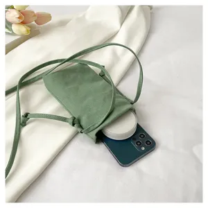 Vue de détail du mini sac bandoulière pour téléphone en toile verte avec fine sangle.