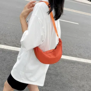 Modische Nylon Halbmond Umhängetasche für Damen, lässige orangefarbene Beuteltasche.