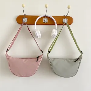 Sac bandoulière tendance en nylon croissant, sac cabas dumpling de couleur unie pour femmes.