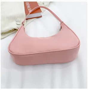 Sac à bandoulière chic en nylon rose pour femme, sac croissant léger pour le style quotidien.