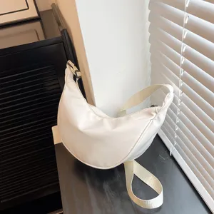 Weisse Nylon Dumpling Umhaengetasche fuer Damen, laessige Schultertasche taeglicher Gebrauch.