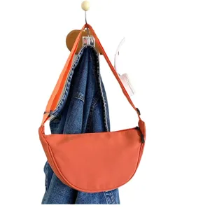 Sac à bandoulière croissant en nylon pour femme, sac besace dumpling tendance unicolore.