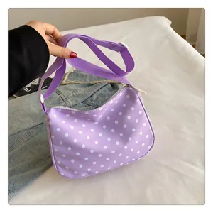 Paarse polkadot nylon schoudertas detail, casual crossbodytas met verstelbare riem.