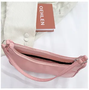 Sac porté épaule rose en nylon vue de détail, sac hobo minimaliste décontracté avec fermeture éclair.