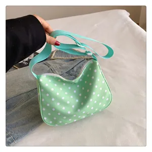 Gedetailleerd overzicht van nylon schoudertas met stippen, schattige stijl voor dames.
