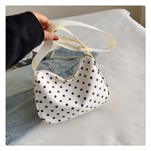 Nylon schoudertas met polkadots detailweergave, casual modieuze crossbody tas voor dagelijks.
