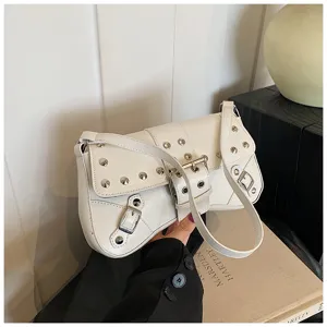 Sac bandoulière moto en cuir blanc avec clous métalliques et boucles vue détaillée.