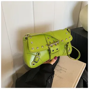 Sac à épaule moto en cuir vert citron tendance avec rivets métalliques et double boucle.