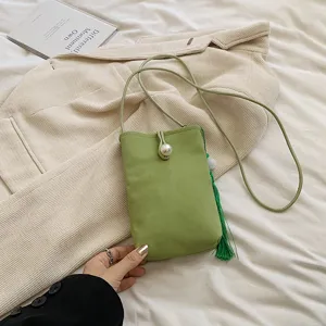 Piccola borsa a tracolla verde per telefono con chiusura di perla e nappa elegante donna.