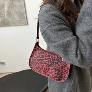 Sac à bandoulière croissant imprimé léopard rouge, sac aisselles chic mode femme 2025.