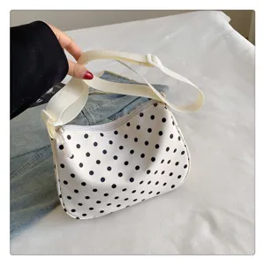 Witte nylon crossbody tas met zwarte stippen, verstelbare riem, schattige dagelijkse schoudertas.