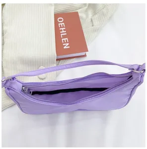 Sac à bandoulière en nylon violet clair pour femme, sac croissant tendance sous les aisselles.