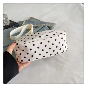 Nylon stippen schoudertas detailweergave, casual crossbody tas voor dames en dagelijks gebruik.