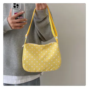 Gele polkadot nylon schoudertas casual crossbody tas voor vrouwen zomerse frisse stijl