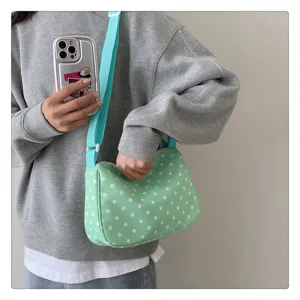 Frisse polkadot nylon crossbody tas voor dames, leuke snoepkleurige dagelijkse schoudertas.