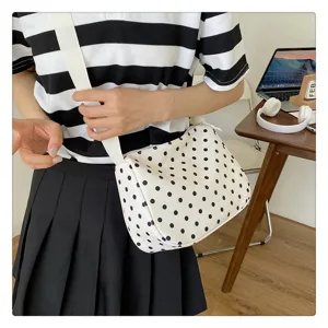 Genopte nylon schoudertas, casual crossbody tas voor dames, modieuze kleine dagelijkse tas.