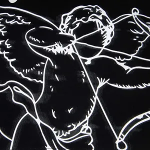 Gros plan détaillé d'un t-shirt noir à manches longues tendance avec un motif d'ange blanc.
