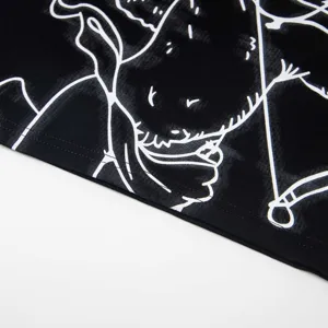 Gros plan detaille du t-shirt streetwear a manches longues avec imprime graphique blanc sur fond noir.