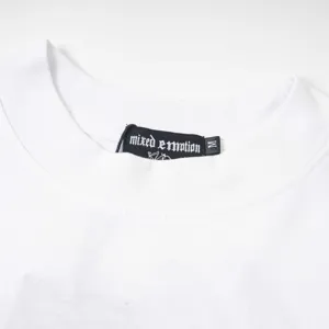 Gros plan detaille du col d'un t-shirt blanc avec etiquette de marque et taille M de qualite.