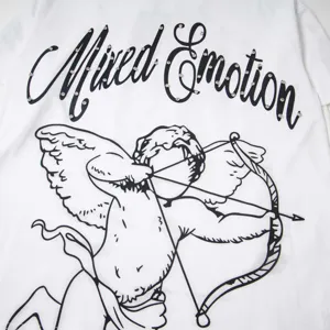 Gros plan détaillé d'un t-shirt à manches longues blanc avec motif strass Mixed Emotion.